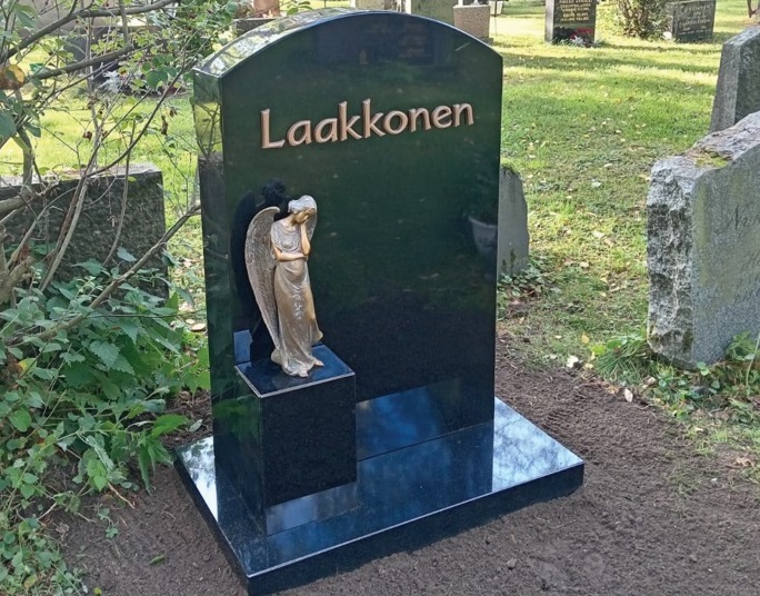 Kookas pronssipatsas osana muistomerkkiä muistomerkki